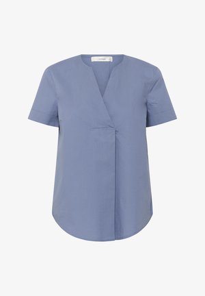 Rövid ujjú, V nyakú blúz világoskék színben, elülső pliszé részletekkel, kerek aljjal és sima textúrával.
