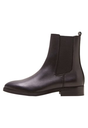 Bottine en cuir noir avec panneau latéral élastique, petit talon et languette à l'arrière, vue de profil latéral.