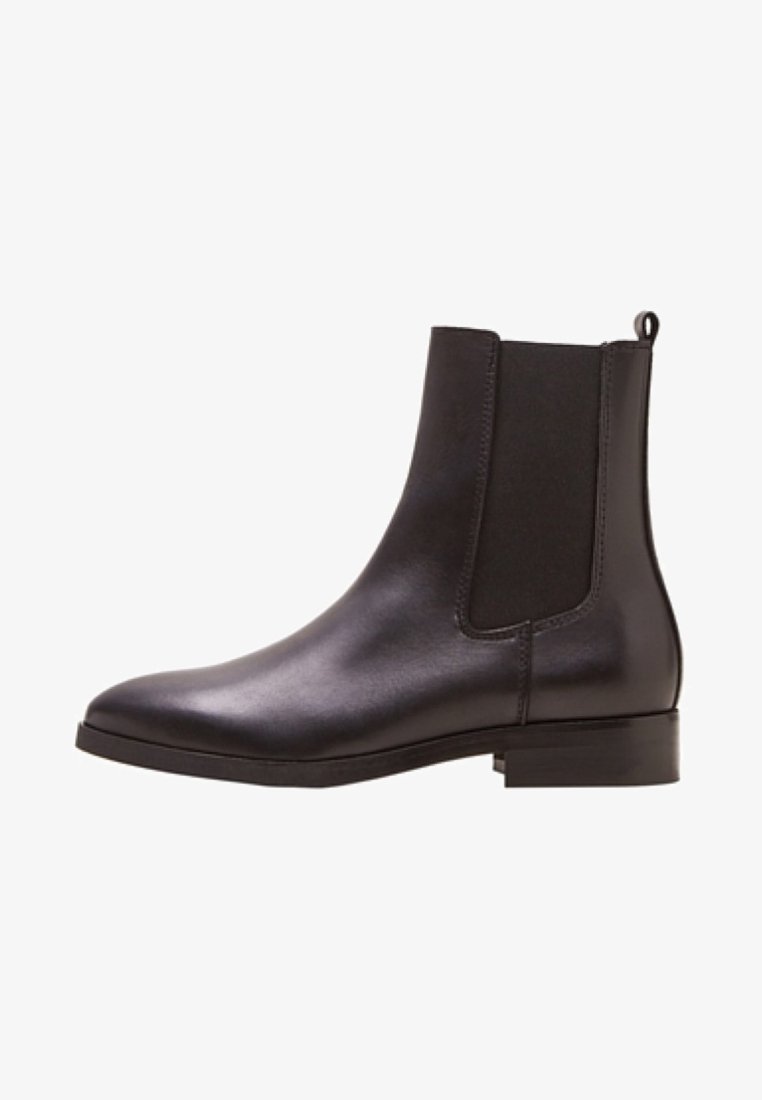 Bottine en cuir noir avec panneau latéral élastique, petit talon et languette à l'arrière, vue de profil latéral.