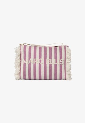 Rechteckige Handgelenktasche mit vertikalen rosa und weißen Streifen, fransigen Seiten und "MARC ELLIS" weiß auf der Vorderseite bestickt.