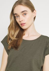 Noisy May NMMATHILDE LOOSE LONG - Pamata T-krekls - kalamata