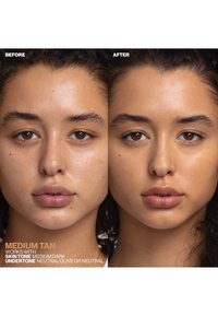 Comparaison avant-après de la peau avec un produit cosmétique bronzant moyen. Le côté gauche montre des imperfections, tandis que le côté droit paraît plus lisse et uniformément teinté.