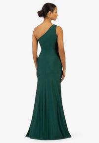 Ein schulterfreies, bodenlanges Kleid aus dunkelgrünem Stoff, das eine figurbetonte Silhouette und einen sanft ausgestellten Saum aufweist. Glatte Textur, minimalistisches Design.