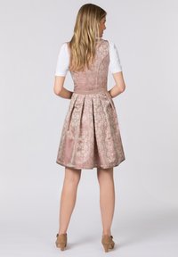 Kurzes pinkes Kleid mit einem blumenmusterverzierten Oberteil und plissiertem Rock; verfügt über Details mit weißen Ärmeln und helltaupefarbenen Akzenten.