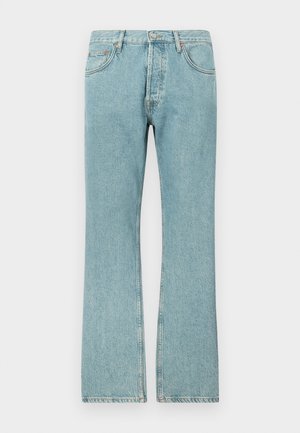 Jeans en denim bleu clair avec une coupe droite, comportant cinq poches et une fermeture à bouton. Coutures visibles et détail d'ourlet effiloché.