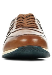 Sneaker in pelle marrone con una finitura liscia, punta tonda e lacci testurizzati; presenta accenti neri e una suola in gomma blu scanalata.