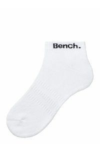 Weiße Baumwollsocken mit Knöchelhöhe, versehen mit einem gerippten Muster und dem schwarzen "Bench."-Logo am Bund. Glatte Oberfläche mit runder Zehenpartie.
