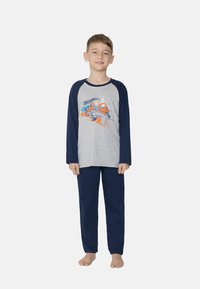Šedý a námořnický bavlněný pyžamo set obsahující grafiku auta na tričku, dlouhé rukávy a ladící kalhoty v jednobarevném provedení. Vhodné pro děti.