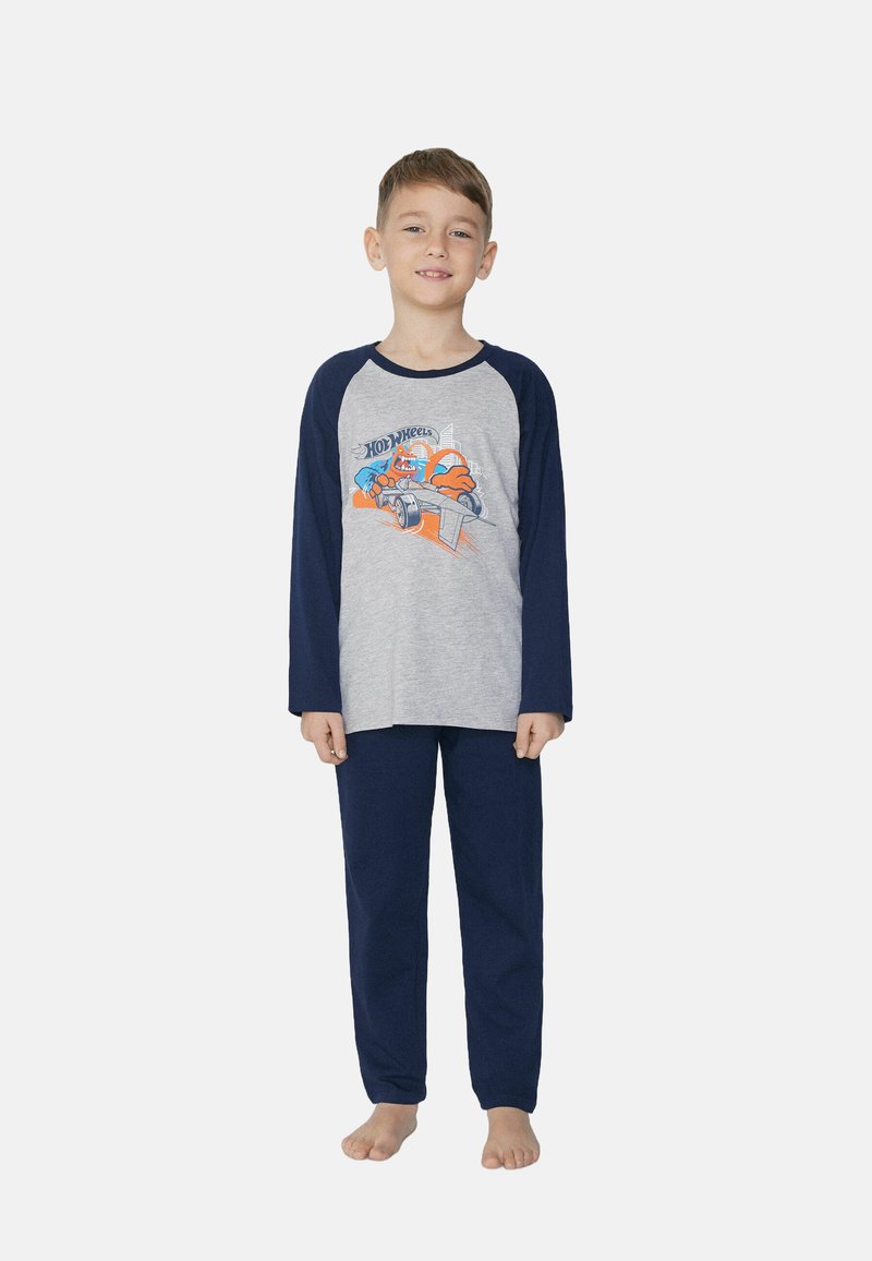 Šedý a námořnický bavlněný pyžamo set obsahující grafiku auta na tričku, dlouhé rukávy a ladící kalhoty v jednobarevném provedení. Vhodné pro děti.