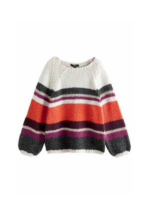 Pull en maille épaisse avec de larges rayures horizontales blanches, noires, violettes, rouges et orange, avec un col rond et des manches longues.