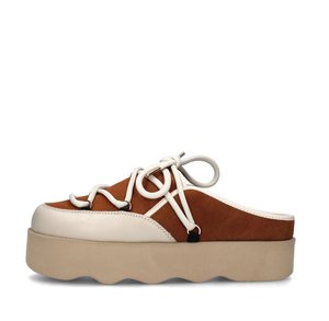 Scarpa platform in suede marrone e pelle bianca con punta arrotondata, lacci decorativi e suola in gomma beige ondulata.