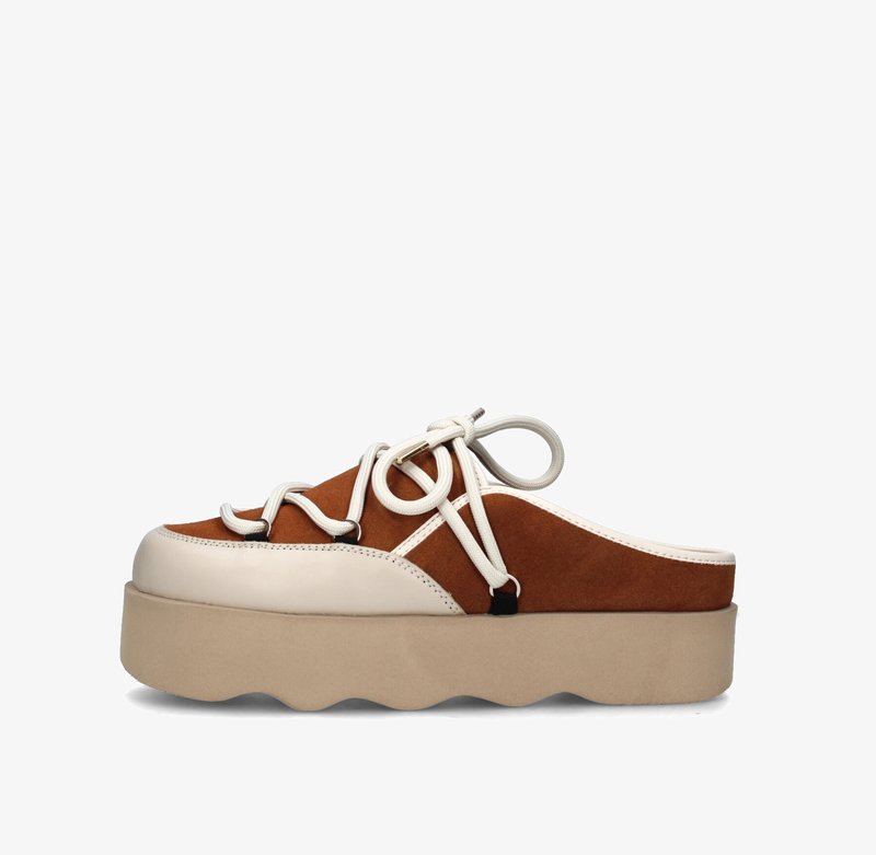 Scarpa platform in suede marrone e pelle bianca con punta arrotondata, lacci decorativi e suola in gomma beige ondulata.