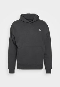 Sudadera con capucha de color gris oscuro, hecha de una tela suave, que incluye un bolsillo frontal tipo canguro y un logo Jumpman en blanco en el pecho. Mangas largas con puños de canalé.