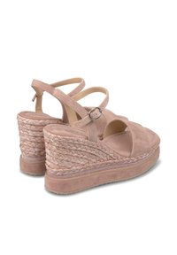 Sandalias de cuña de ante rosa con una plantilla de yute trenzado, que presentan tiras cruzadas y una hebilla ajustable en el tobillo.