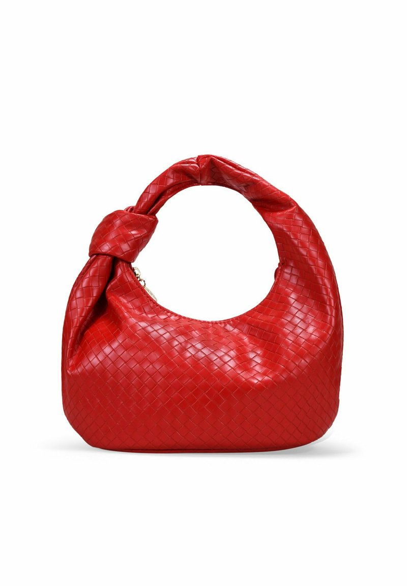 Bolso de mano de cuero tejido rojo con un asa anudada, que presenta una forma redondeada y una textura suave, ideal para un uso casual.
