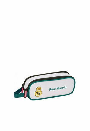 Biało-zielony piórnik z logo i napisem Real Madrid, zamykany na zamek błyskawiczny, z zielonym materiałowym uchwytem z boku.