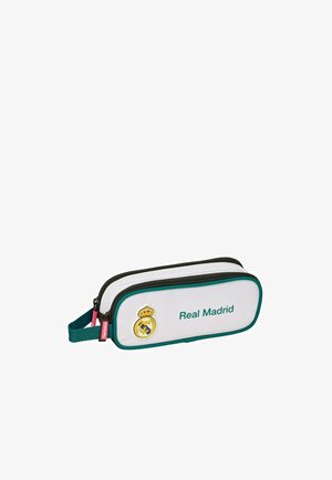 Biało-zielony piórnik z logo i napisem Real Madrid, zamykany na zamek błyskawiczny, z zielonym materiałowym uchwytem z boku.