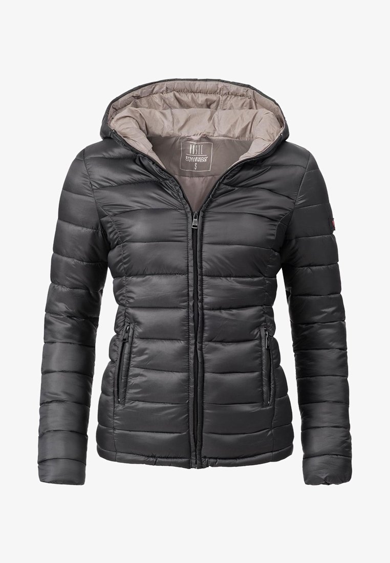 Doudoune noire matelassée avec capuche et fermeture éclair frontale. Comprend deux poches latérales et un extérieur lisse et brillant avec une doublure beige.