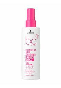 Witte spuitfles met een roze spuitmond, gelabeld "BC Bonacure Color Freeze Spray Conditioner." Heeft een eenvoudig ontwerp en een inhoud van 200 ml.