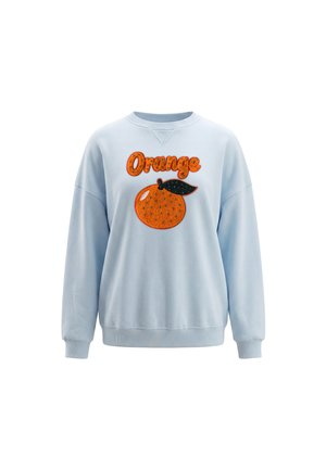 Lyseblå sweatshirt med en appelsinfrugt og ordet "Orange" broderet med tekstureret tråd på forsiden.