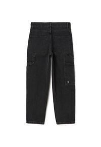 Pantalones cargo negros con corte recto, múltiples bolsillos y una textura de denim duradera. Costura reforzada y detalle del logo de la marca presentes.