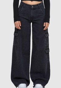 Urban Classics - MID WAIST  - Relaxed fit jeans - black charcoal washed Miniatuurafbeelding 1