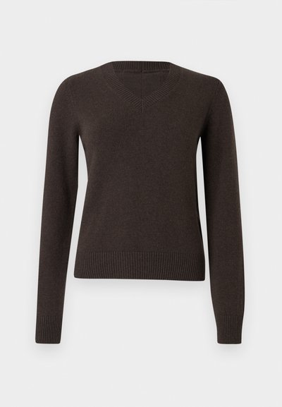 Sweter w serek w ciemnym brązie, wykonany z miękkiej dzianiny. Długie rękawy z ściągaczami na mankietach i u dołu, gładka tekstura, prosty design.