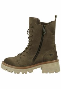 Stivale alla caviglia in suede marrone con lacci davanti, zip laterale e suola in gomma spessa. Cuciture decorative e dettaglio del logo di lato.