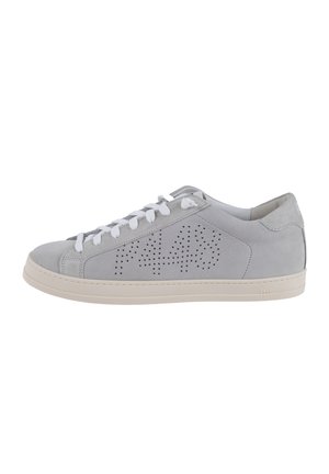 Baskets en suède gris avec lacets blancs, design perforé sur le côté, et semelle en caoutchouc crème. Logo P448 à l'arrière.