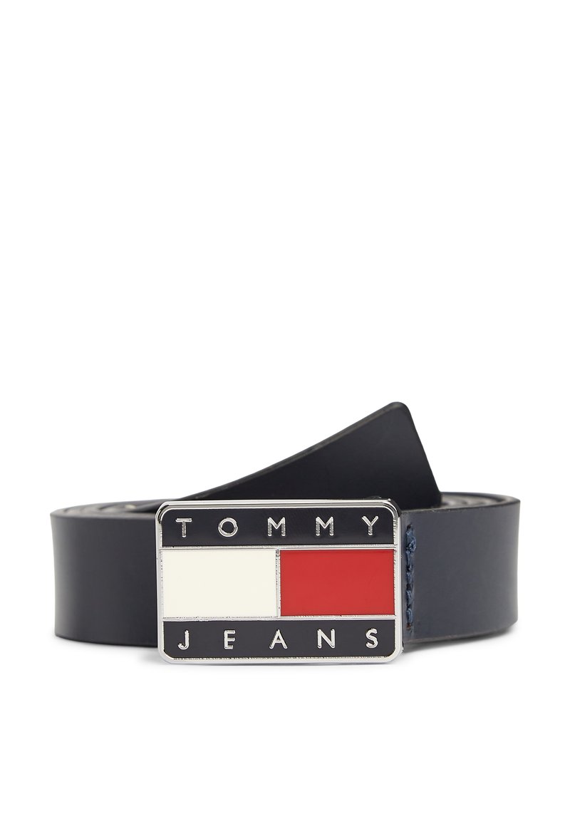 Δερμάτινη ζώνη σε ναυτικό μπλε με ορθογώνιο πόρπη που έχει κόκκινες και λευκές ενότητες, με ανάγλυφο το "TOMMY JEANS" σε ασημένια γράμματα.
