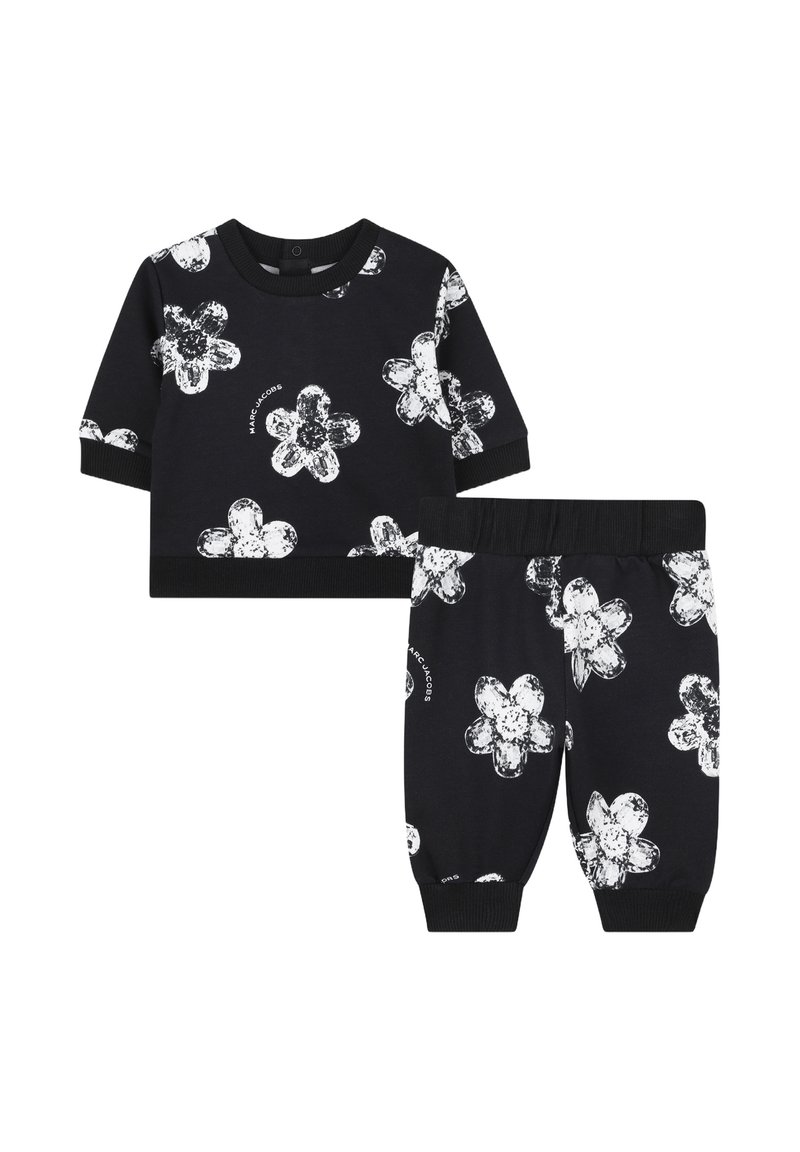 Zwart katoenen twee-delige outfit met een top met korte mouwen en elastische taillebroek, versierd met witte bloemenpatronen en ribgebreide manchetten.