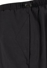 Zwarte korte broek gemaakt van lichtgewicht stof met een elastische tailleband, voorzien van een trekkoord en zijzakken. Textuur voelt glad aan.