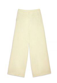 Pantalons large jaune clair avec une taille plate, deux poches arrière et une texture lisse. Les ourlets sont droits sans motifs ni accents visibles.