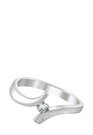 Bague en argent avec un design lisse et incurvé et une bande texturée, ornée d'un petit accent de diamant rond près du centre.