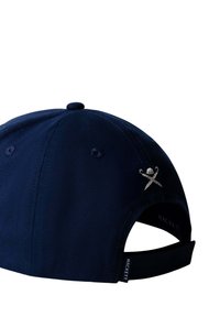 Donkerblauwe pet met een gebogen klep en verstelbare band. Voorzien van een klein geborduurd logo in zilver. Gemaakt van textielmateriaal.