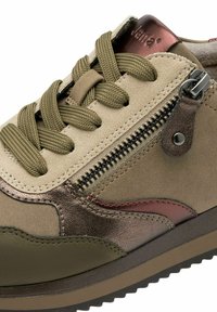 Baskets vert olive avec tige en daim et accents métalliques bronze, design à lacets, fermeture éclair latérale et semelle en caoutchouc texturé.