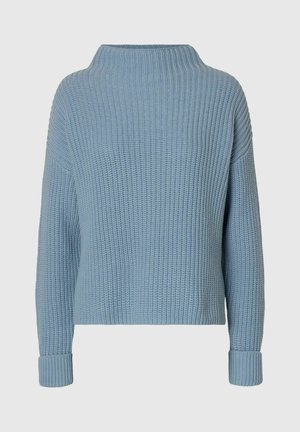 Svetra svetlo modre barve z rebrasto teksturo, s podaljšanim ovratnikom, spušenimi rameni in oprijetimi manšetami. Mehka tekstura in sproščen oblikovan skrajšan dizajn.
