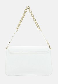 Weißer Handtasche aus Kunstleder mit abgerundeter Form, einer Klappenabdeckung und einem goldenen Kettenriemen. Verfügt über schlanke Nähte und eine glatte Textur.