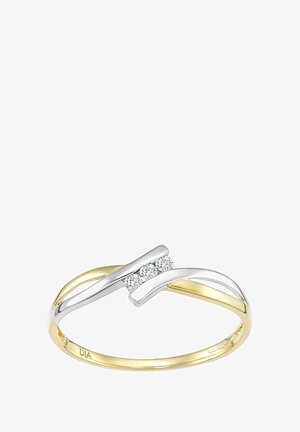 Zelta un sudraba gredzens ar gludu izliekumu, kas rotāts ar trim mazām dārgakmeņiem virsotnē, uzsverot modernu un elegantu izskatu.