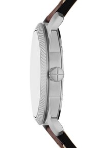 Reloj de acero inoxidable plateado con corona estriada, caja lisa, correa de cuero marrón y esfera blanca minimalista.