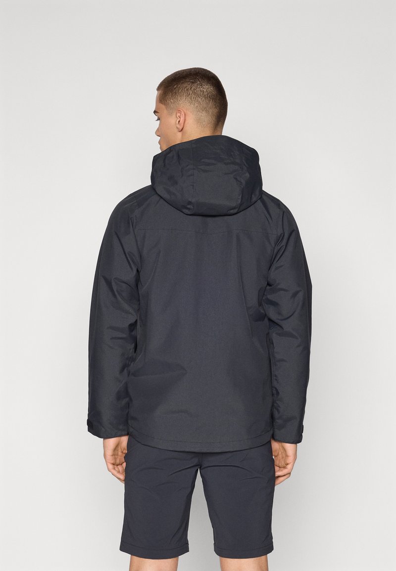 Czarna kurtka z kapturem wykonana z wodoodpornego materiału, charakteryzująca się luźnym krojem, widocznym przeszyciem i hemem, który sięga poniżej talii.