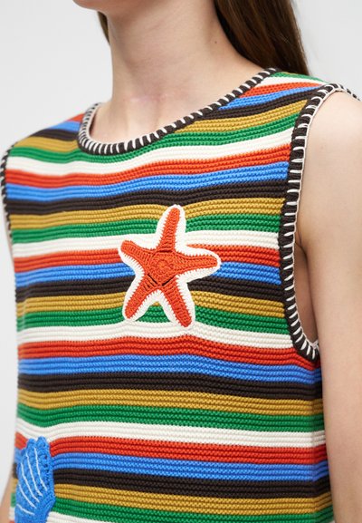 Ärmelloses Stricktop mit horizontalen Streifen in Grün, Orange, Blau, Weiß und Braun, mit einem roten Seestern- und blauen Muschel-Aufnäher.