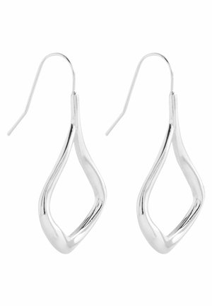 Paire de boucles d’oreilles pendantes argentées torsadées en forme de goutte avec crochets courbés sur fond blanc.