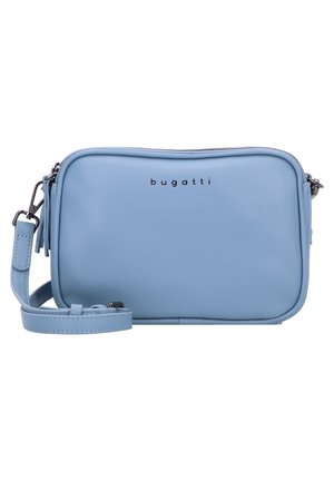 Bolso cruzado de color azul claro, hecho de cuero liso con cierre de cremallera, que cuenta con una correa desmontable y el nombre de la marca "bugatti" grabado en la parte delantera.