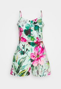 Combinaison à motif floral avec un fond bleu clair, des fleurs roses et vertes, des bretelles fines et un corsage ajusté avec un short.