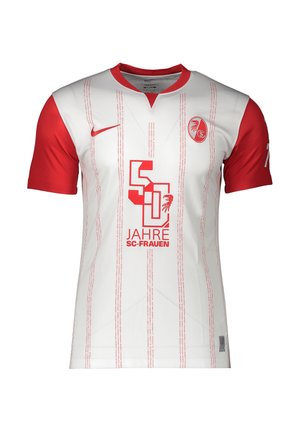 Maillot de football blanc avec manches rouges, fines rayures rouges et logo rouge 50 Jahre SC-Frauen à l'avant, avec un swoosh Nike rouge et un blason de l'équipe.
