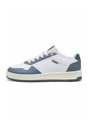 Biało-szary niskoprofilowy sneaker Puma z białymi sznurowadłami, perforowaną boczną panelą i złotym logo Puma po boku.
