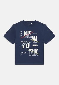 Námornícky modré bavlnené tričko s okrúhlym výstrihom, s odvážnym bielym a farebným textovým dizajnom, vrátane nápisov "NEW YORK" a "BRONX." Krátke rukávy.