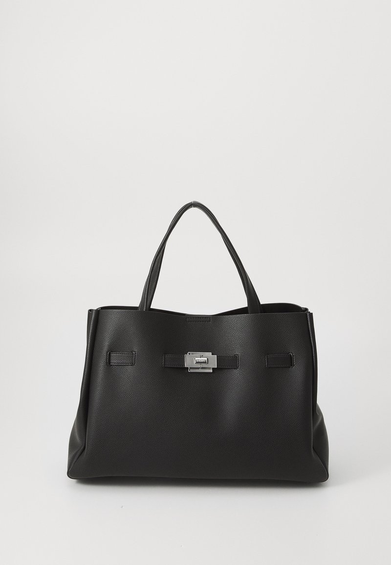 Svart lær tote bag med en strukturert form, som har to topphåndtak, et rektangulært sølvfarget spenne og subtile pregete detaljer.