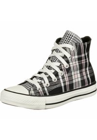 Tenisky s vysokým střihem, které mají černobílý károvaný vzor s růžovými akcenty, bílé tkaničky, zaoblenou špičku a gumovou podrážku.